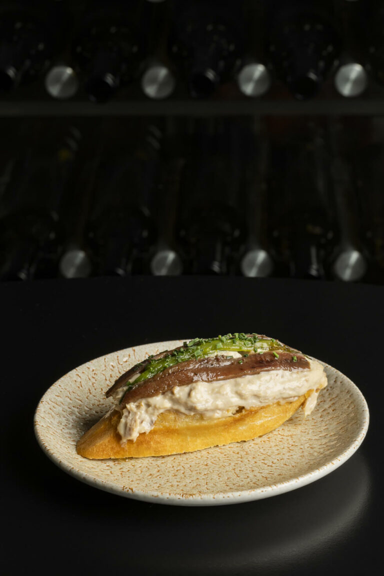 NH_Collection_Aranzazu_Social_Media_Restaurant_Kukuarri_Gastronomy_Bread_Anchovy_Vertical_Shoot_Close_Up
