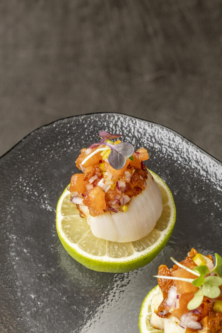 NH_Collection_Aranzazu_Social_Media_Restaurant_Kukuarri_Gastronomy_Scallop_Lime_Close_Up_Vertical_Shoot